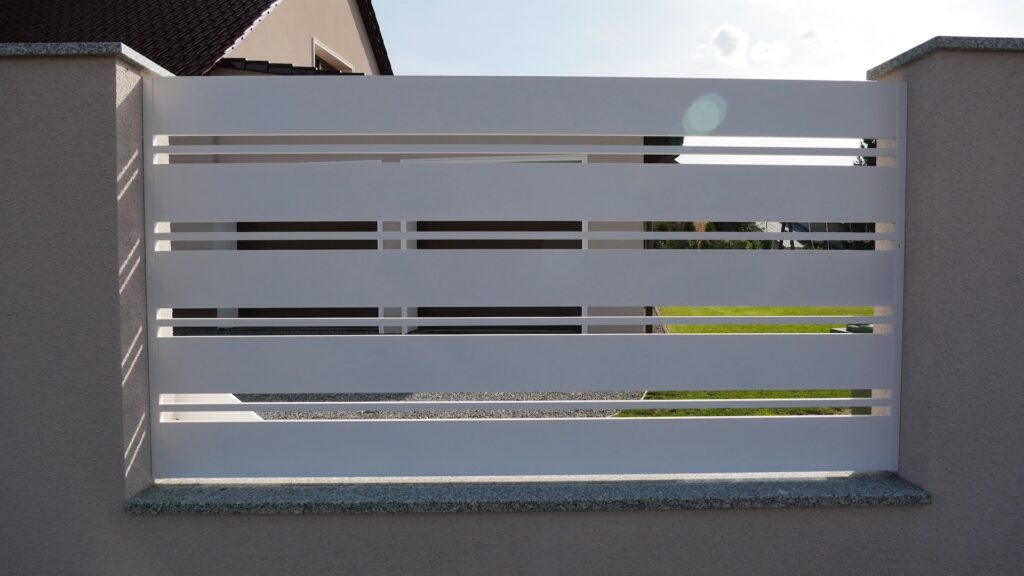 Zdjęcie przedstawia realizację ogrodzenia z aluminium