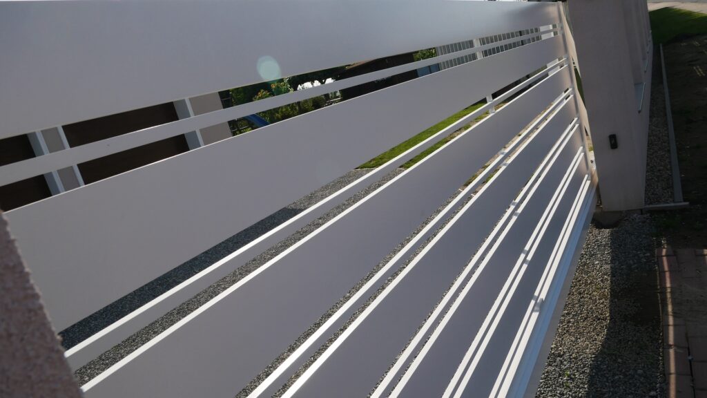 Zdjęcie przedstawia realizację bramy aluminiowej