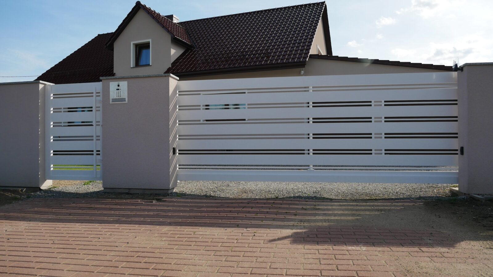 Zdjęcie przedstawia realizację ogrodzenia z aluminium