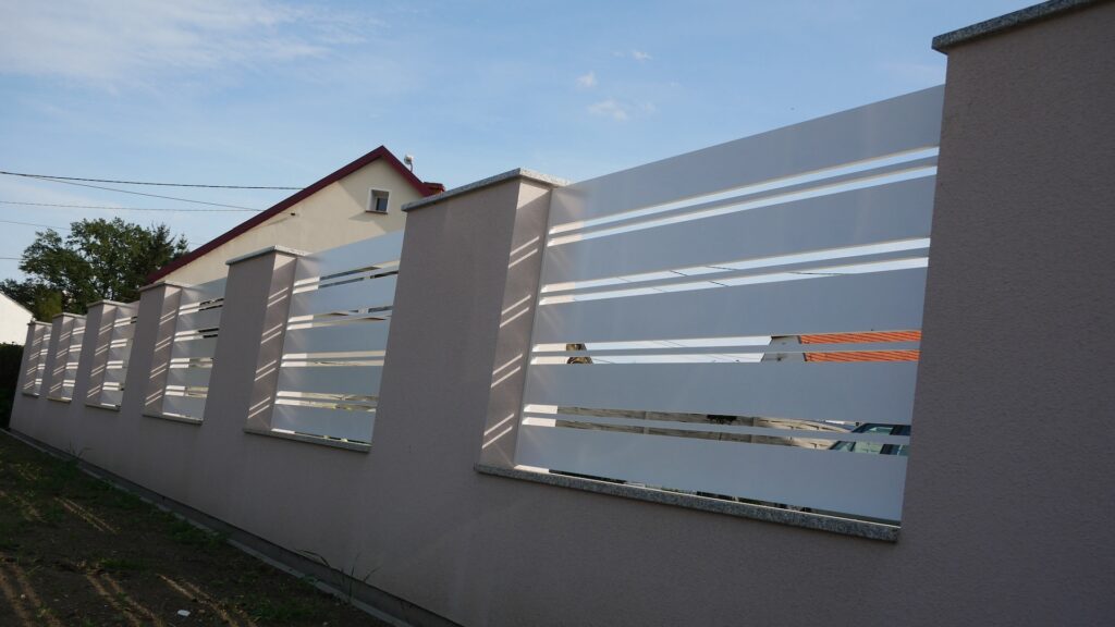 Zdjęcie przedstawia realizację ogrodzenia z aluminium