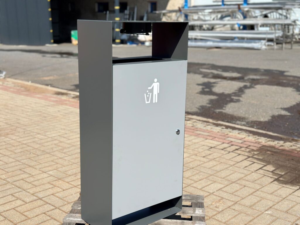 Zdjęcie przedstawia kosz na śmieci