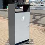 Zdjęcie przedstawia kosz na śmieci