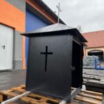 Zdjęcie przedstawia kapliczkę ze stali czarnej malowanej proszkowo